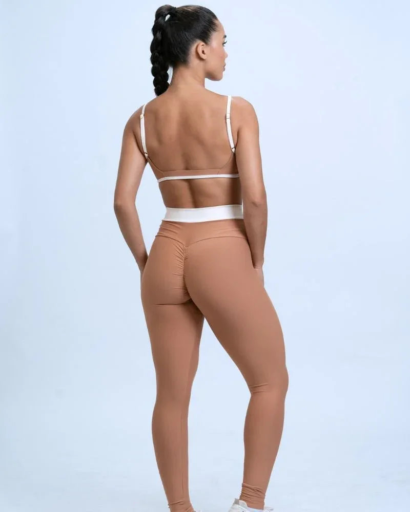 Calça legging fitness Duo Mocha Mousse com Off White empina