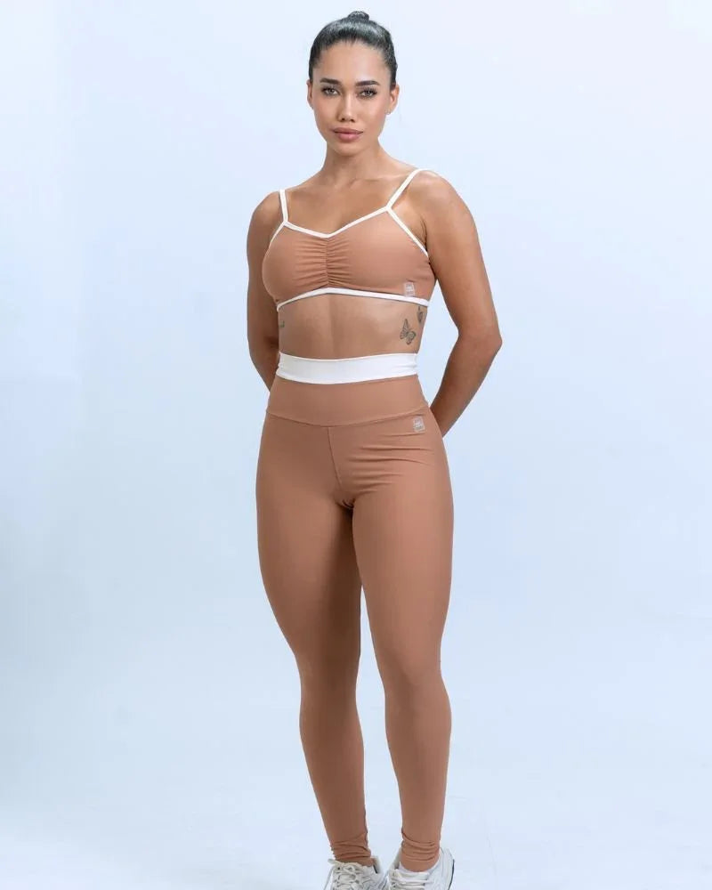 Calça legging fitness Duo Mocha Mousse com Off White empina