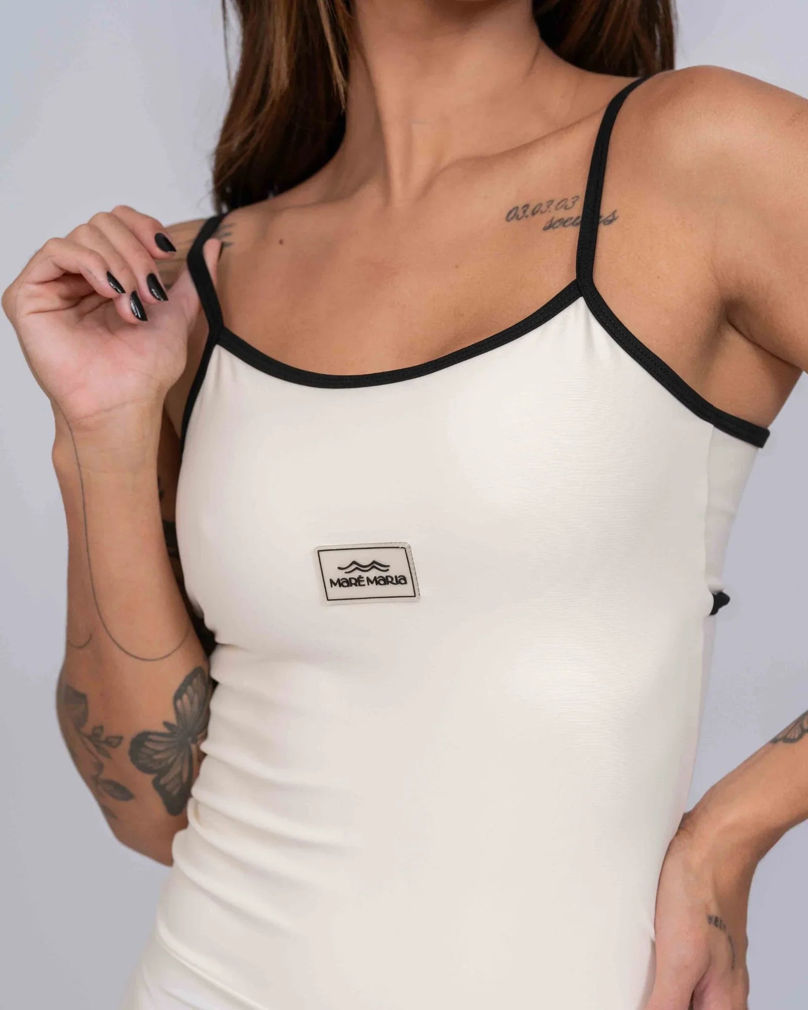 Macaquinho Fitness Mood Off White com Super Black compressão