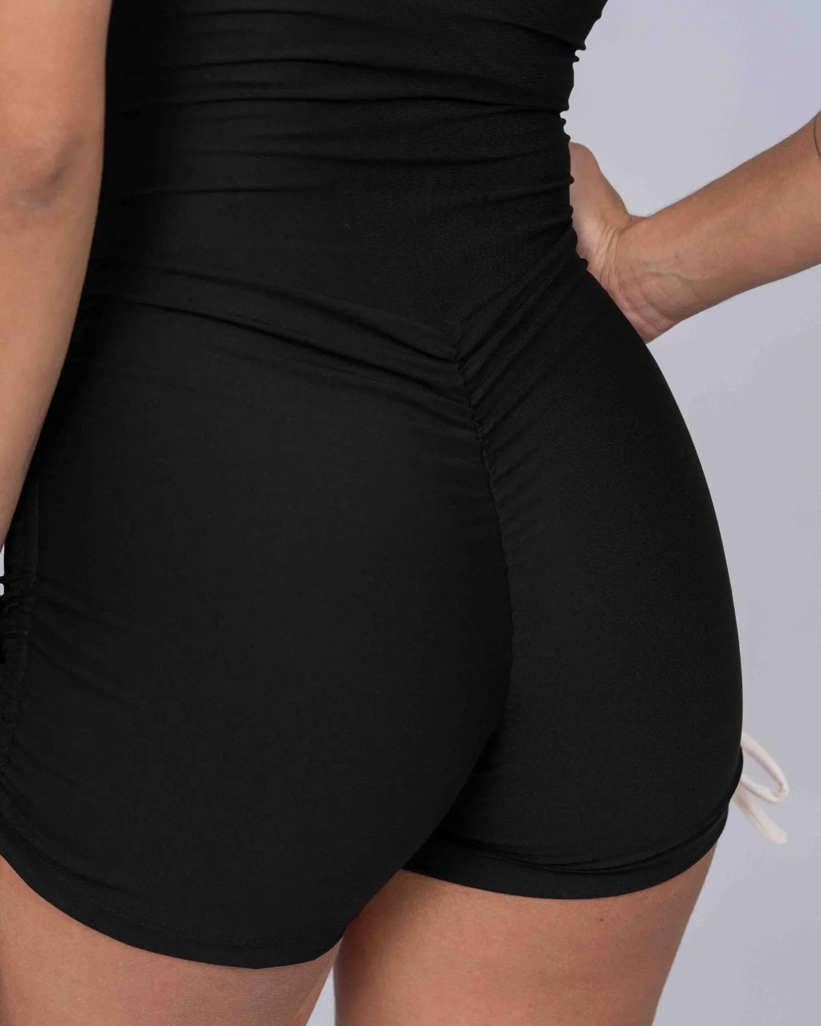 Macaquinho Fitness new Pérola Super Black e viés Off White empina bumbum