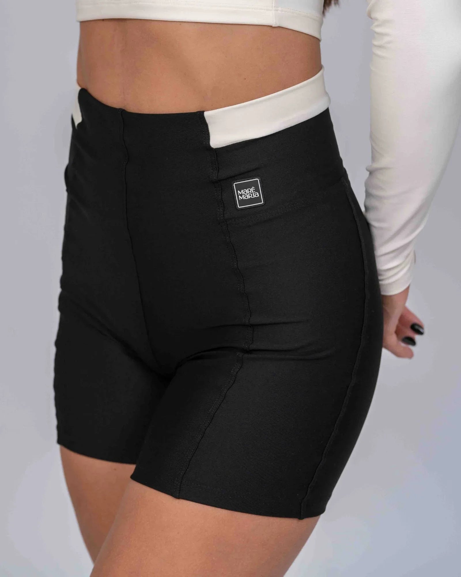 Short Fitness Classic Duo Super Black com Off White com compressão sem empina bumbum