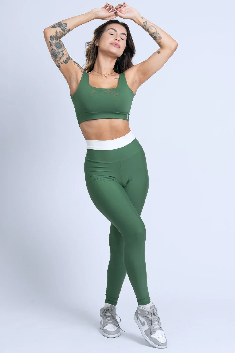 Calça legging fitness Duo Verde Militar com Off White empina bumbum